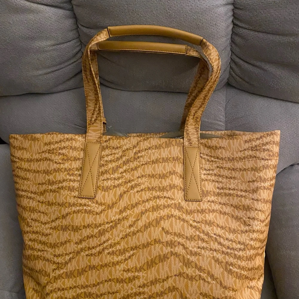 NEW AUTHENTIC Michael Kors extra large tote/overnight bag